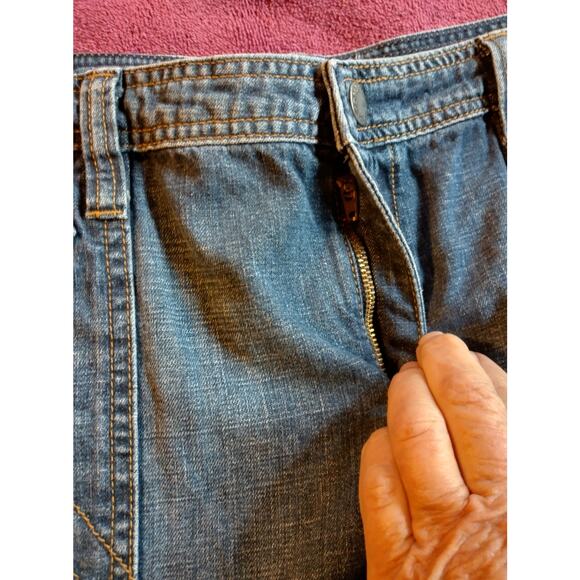 Tommy Hilfiger short denim skirt size 10, zipper front, buttoned pockets - Picture 4 of 9